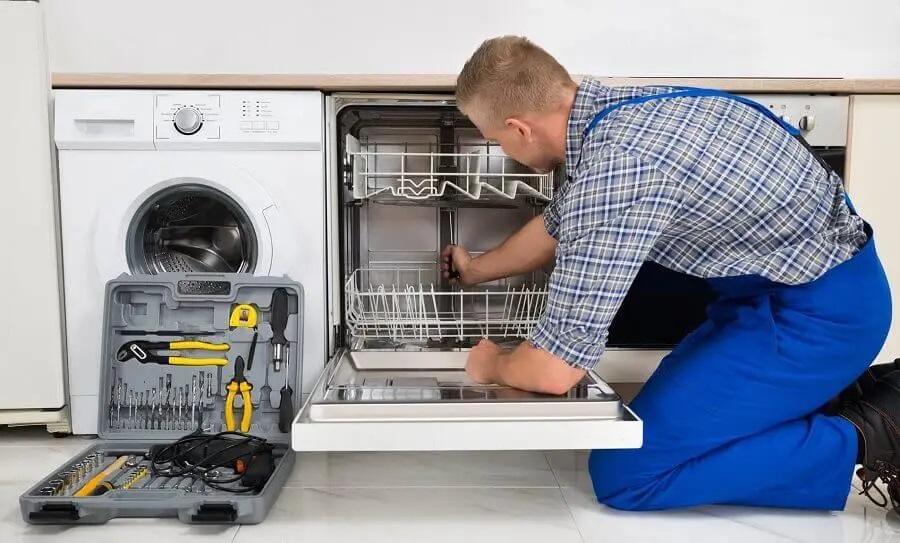 Güzelbahçe AEG servisi teknisyen ekibi beyaz eşya tamiri yaparken